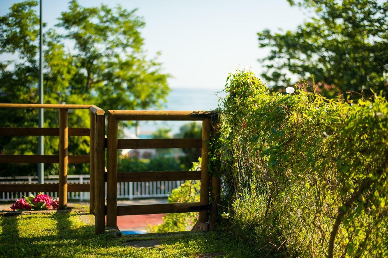 Casa de Las Flores - Apartamento con jardín privado frente a la Playa de Comillas Exterior foto